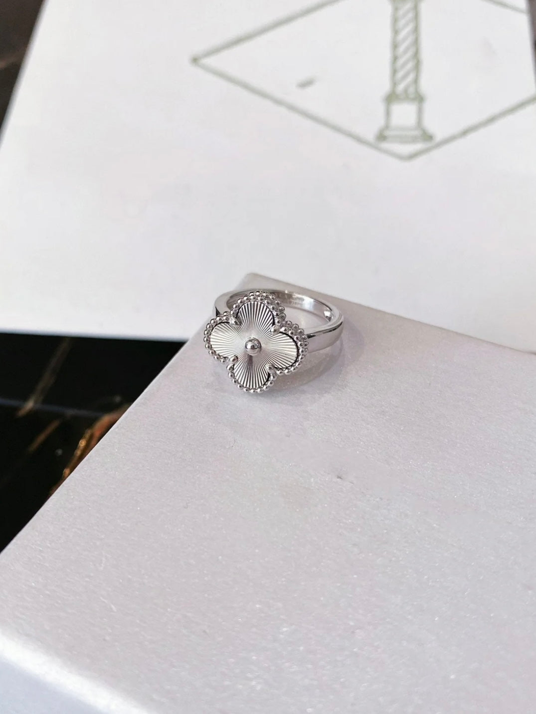 Silberner Kleeblatt-Ring – klassische Eleganz mit Präsenz