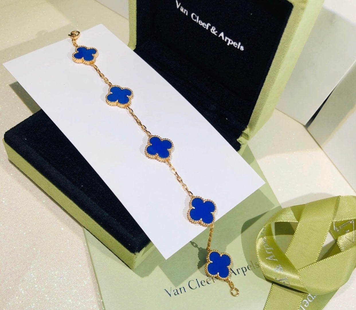 צמיד תלתן בציפוי זהב צהוב 18 קראט עם תלתן כחול – יוקרה עוצמתית וסגנון נצחי - Jewelluxe