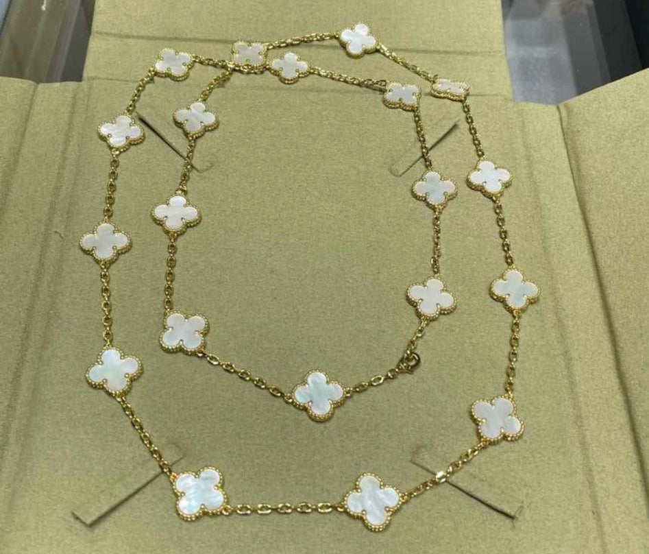 שרשרת 20 תלתנים בגוון זהב עם תליון תלתן בגוון לבן