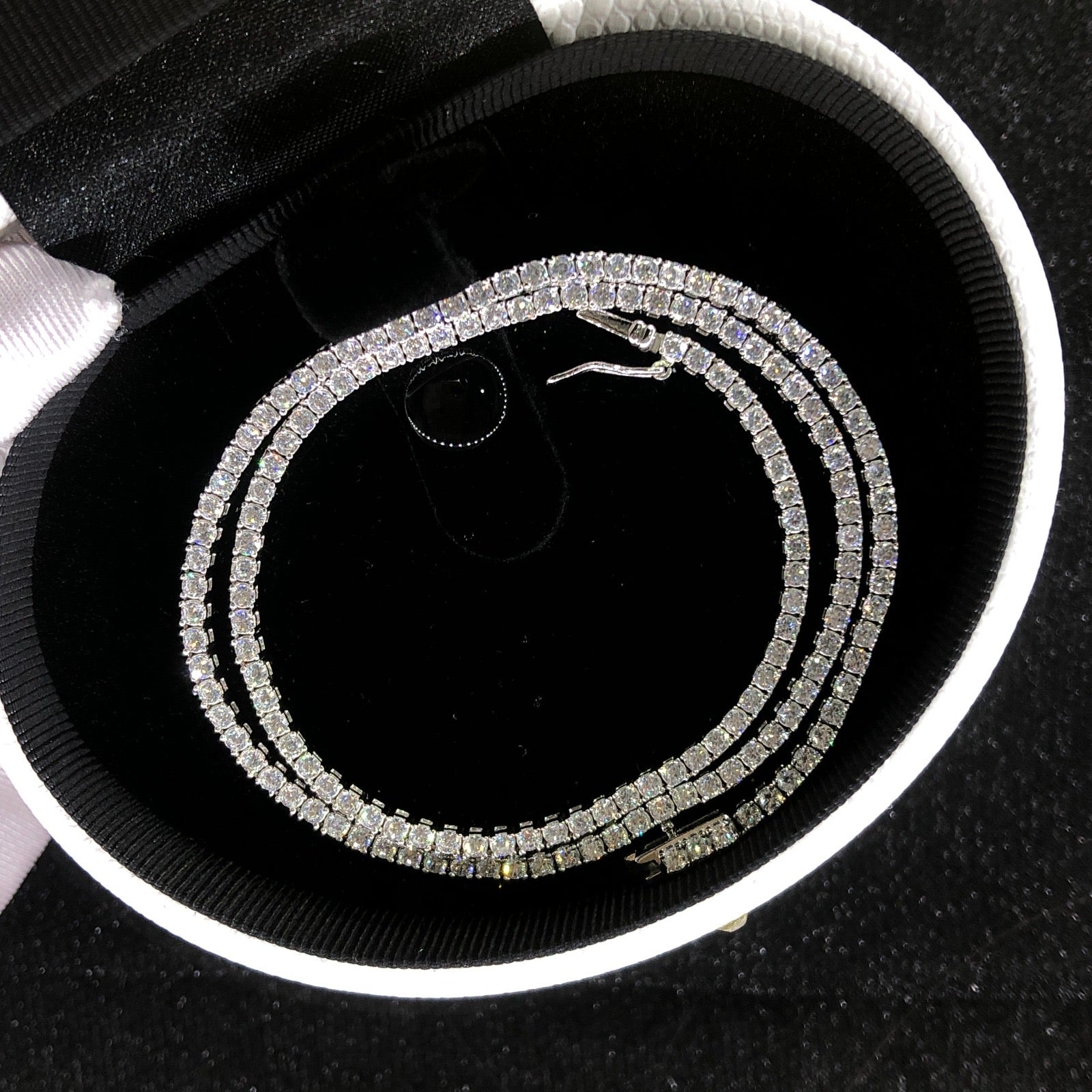 שרשרת טניס בגוון כסף משובצת זירקונים נוצצים מבית Jewelluxe