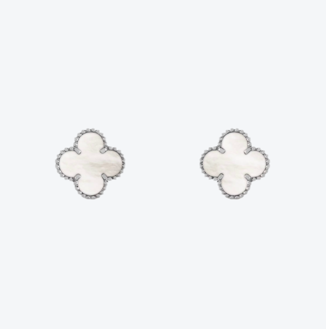 עגילי תלתן יוקרתיים עם תלתן צבע לבן אלגנטי