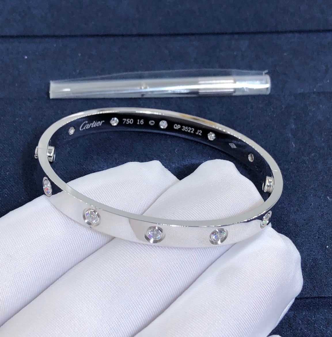 צמיד אלגנטי בגוון כסף משובץ 10 זירקונים נוצצים