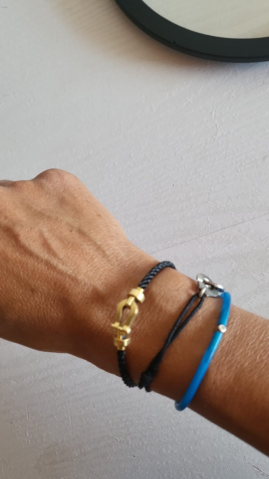 Bracelet de luxe avec un cordon noir et un fermoir doré brillant — JEWELLUXE™