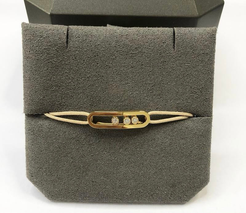 צמיד אהבה – חוט בגוון קרם עם אבזם בגוון זהב, 3 זירקונים נעים