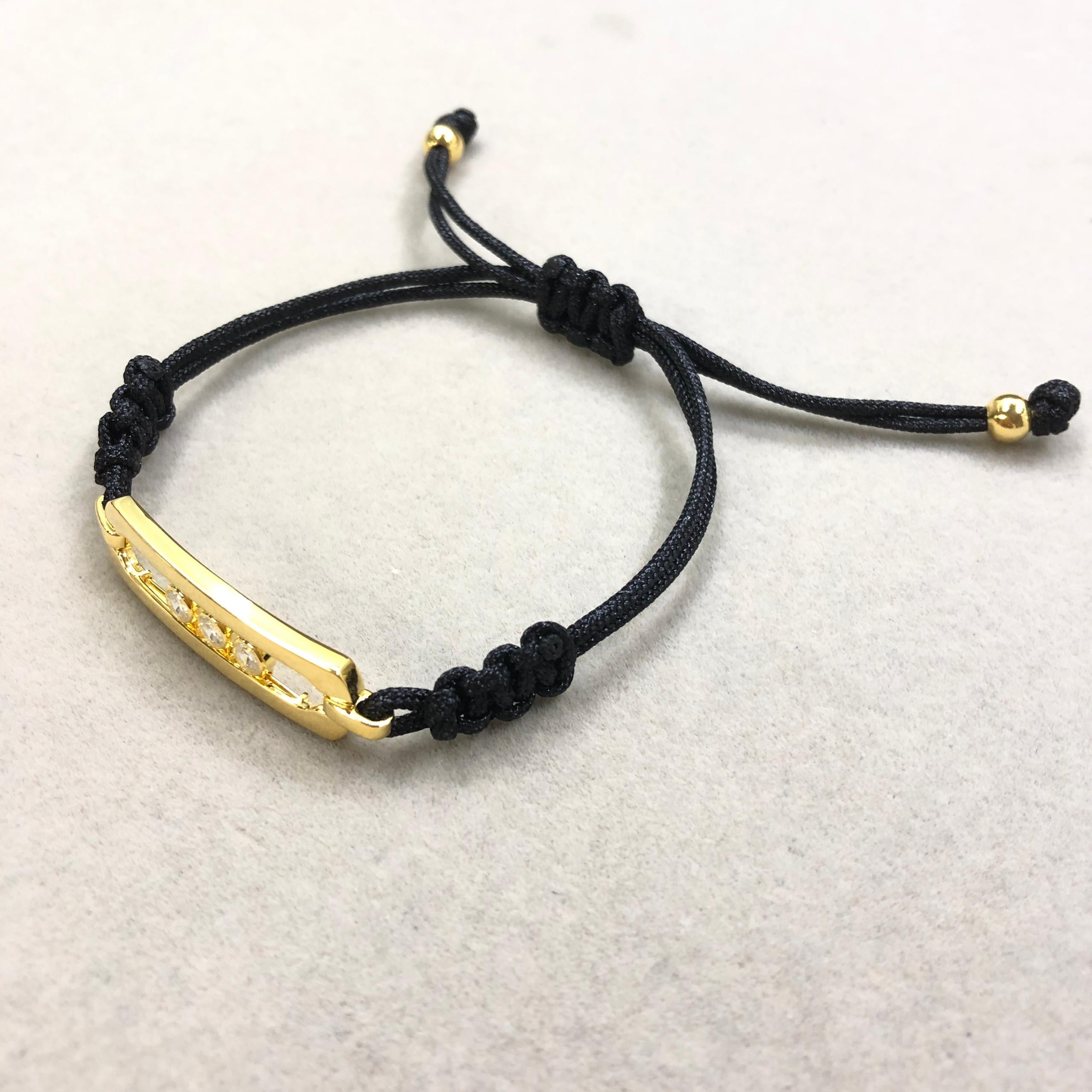 צמיד אהבה – חוט בגוון שחור עם אבזם בגוון זהב, 3 זירקונים נעים