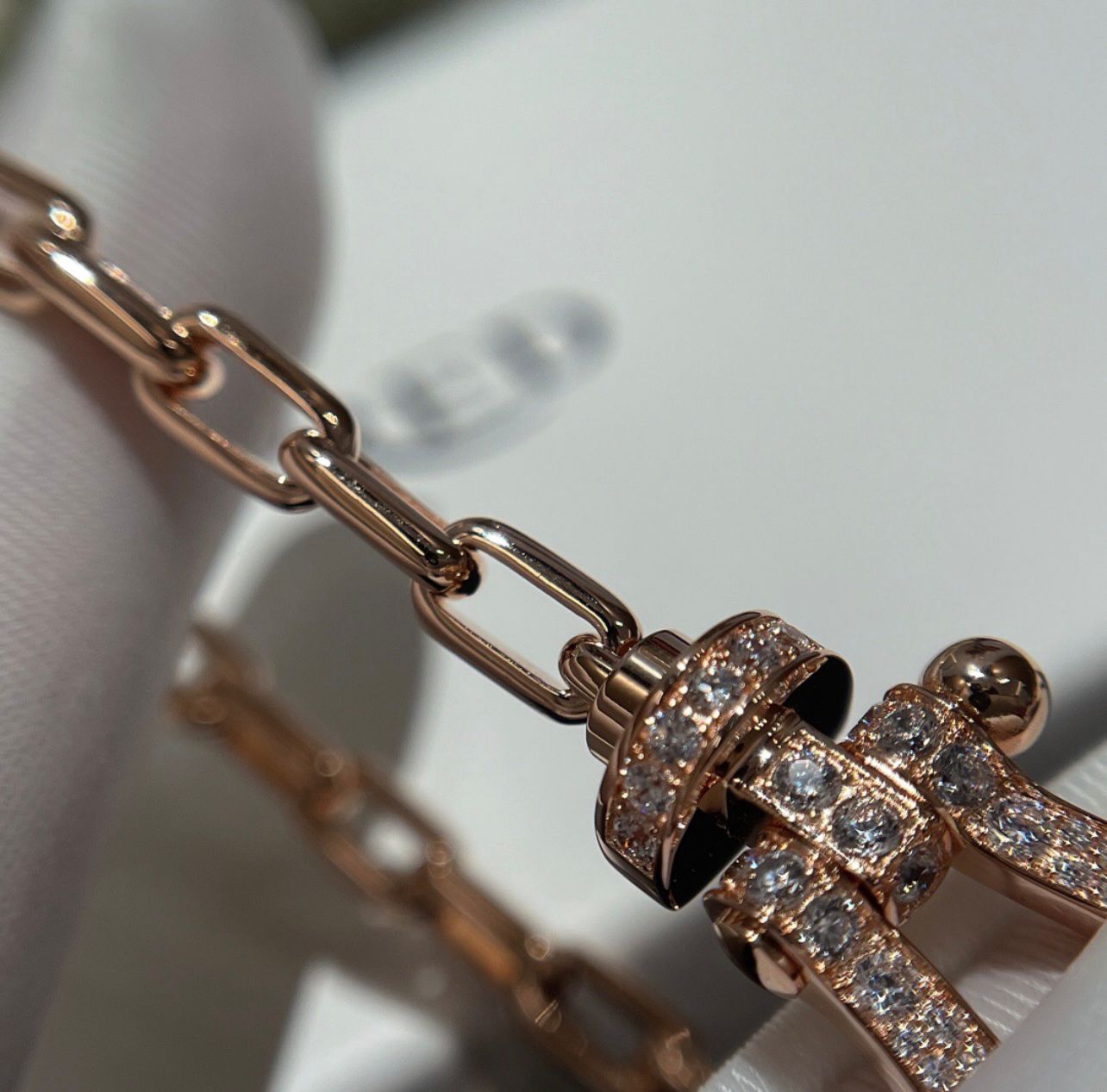 צמיד יוקרתי קלאסי עם רצועת שרשרת בציפוי זהב ורוד משובץ חצי זירקונים - Jewelluxe