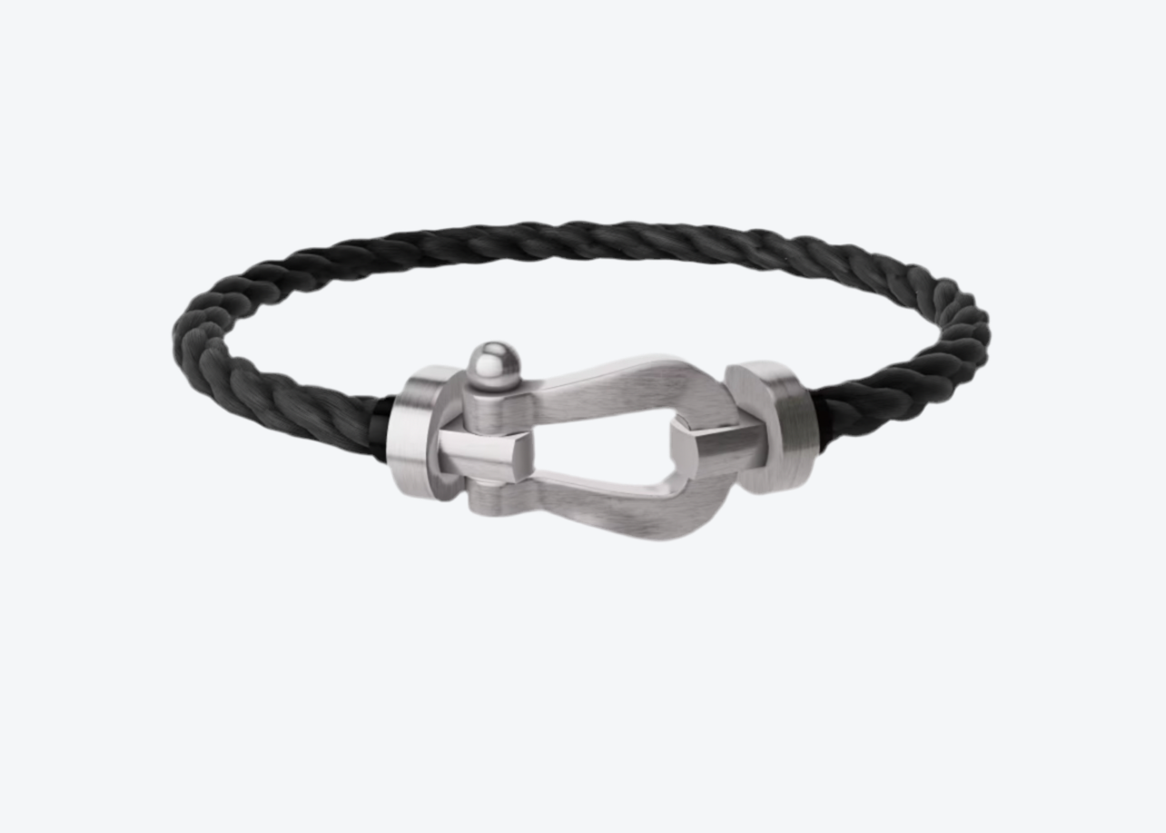 צמיד יוקרתי עם רצועות חבל שחורה ואבזם מוברש בגוון כסוף