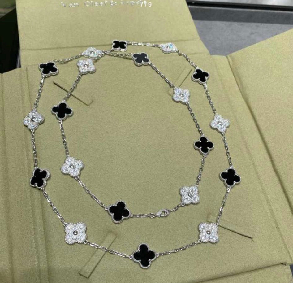 שרשרת 20 תלתנים צבע כסוף עם תליון תלתן שחור משובץ זירקונים נוצצים