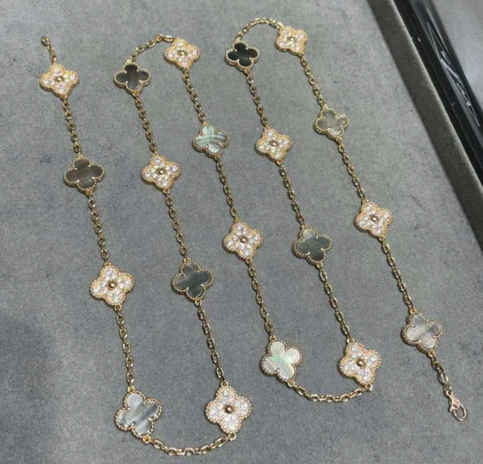 שרשרת 20 תלתנים בגוון זהב ורוד עם תליון תלתן בגוון אפור משובץ זירקונים נוצצים