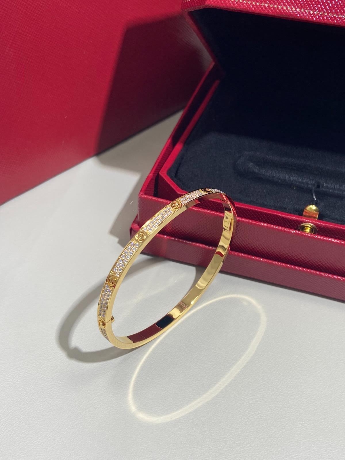 צמיד בציפוי זהב צהוב 18k משובץ זירקונים – יוקרה בסטייל מודרני - Jewelluxe