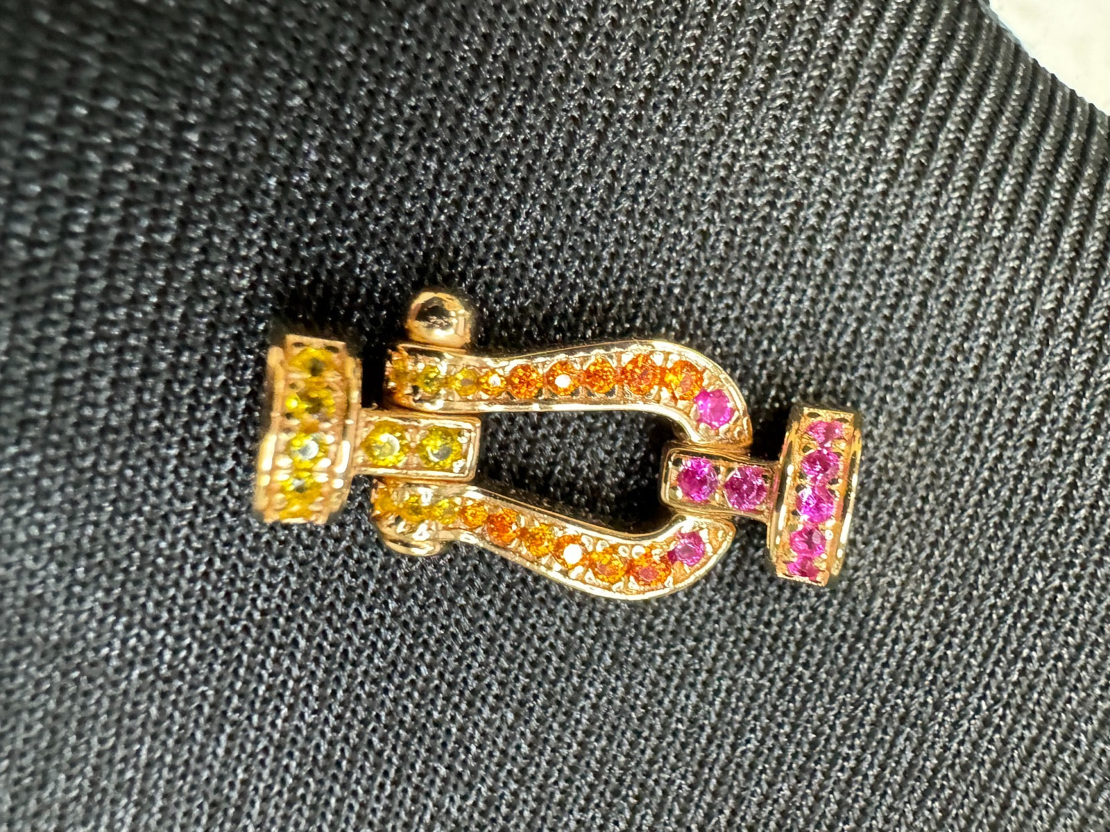 צמיד יוקרתי עם רצועת חבל ורודה דקה ואבזם בגוון זהב ורוד משובץ זירקונים צבעוניים