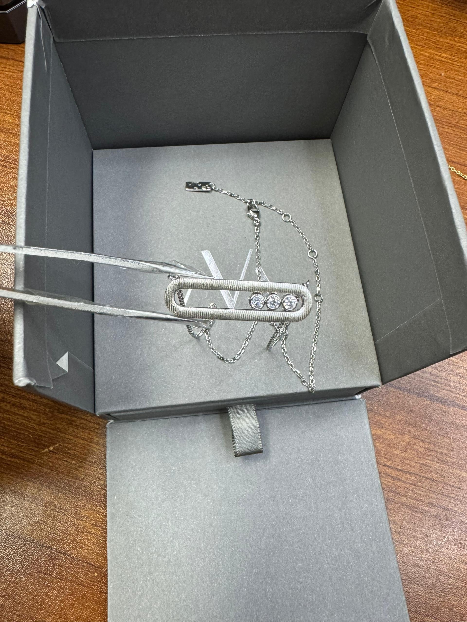 שרשרת אהבה בגוון כסף עם אבזם, 3 זירקונים נעים במרכז