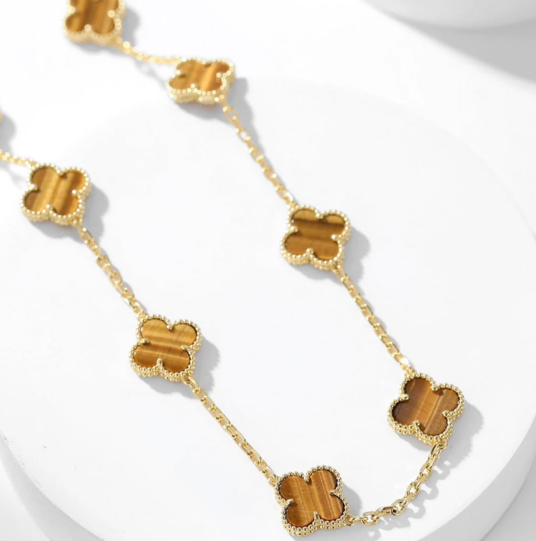 Halskette mit 10 goldfarbenen Kleeblättern im zeitlosen Design und braunem Kleeblatt-Anhänger