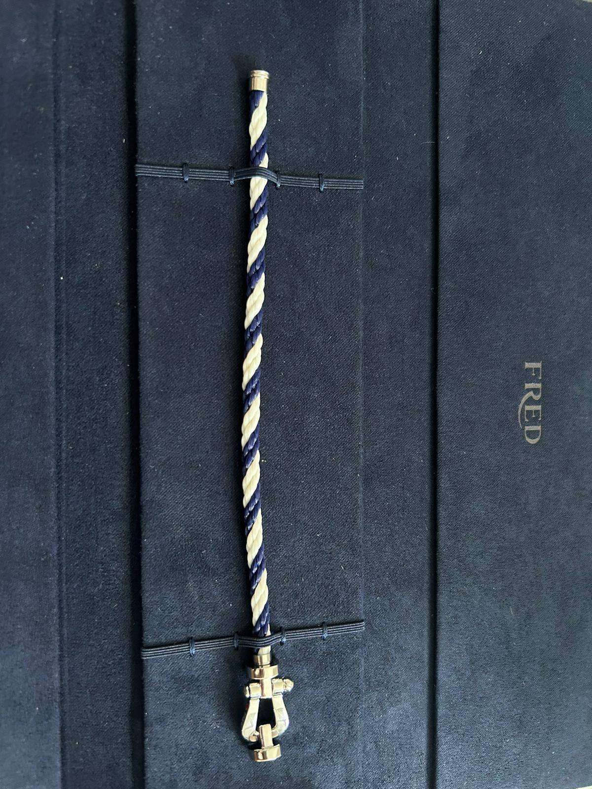 Bracelet de luxe avec un cordon tressé bleu et blanc et un fermoir argenté au design Roland-Garros — JEWELLUXE™