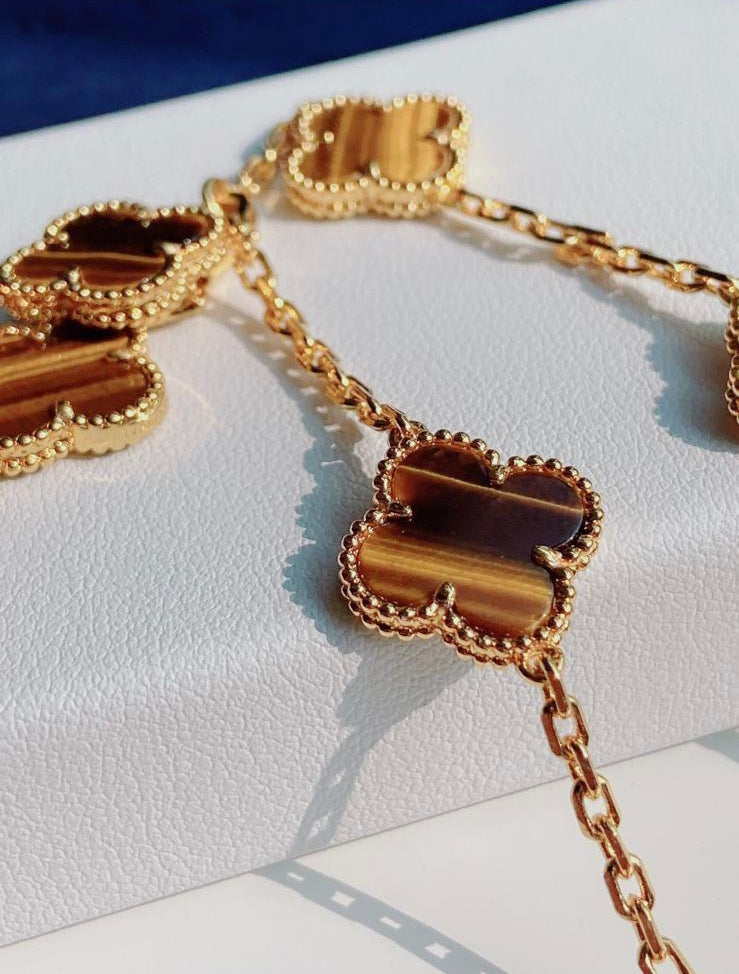 שרשרת תלתן- עיצוב נצחי בציפוי זהב צהוב 18 קראט עם תליון תלתן חום - Jewelluxe