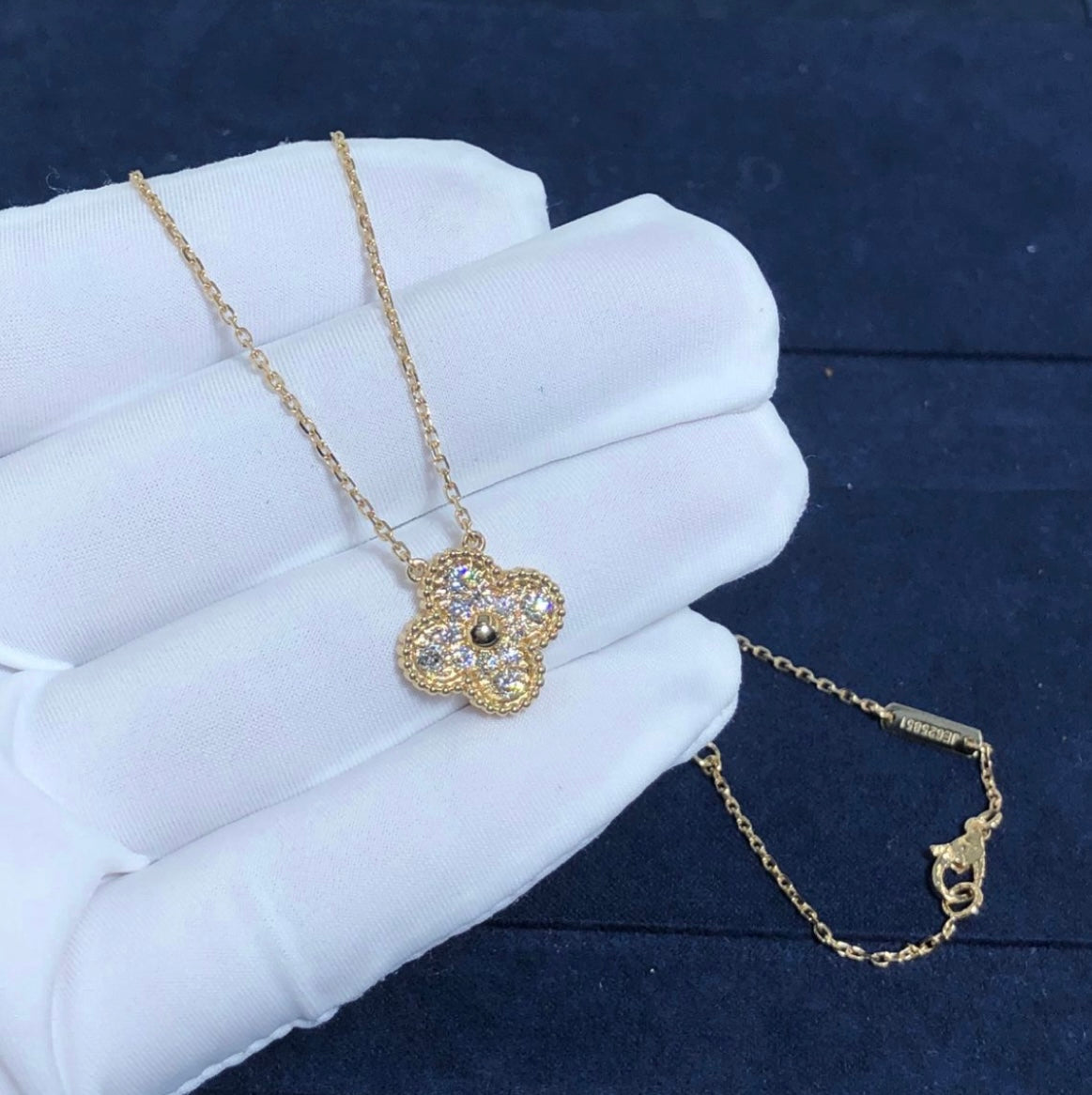 שרשרת תלתן בגוון זהב עם תליון תלתן בגוון זהב ומשובץ זירקונים נוצצים