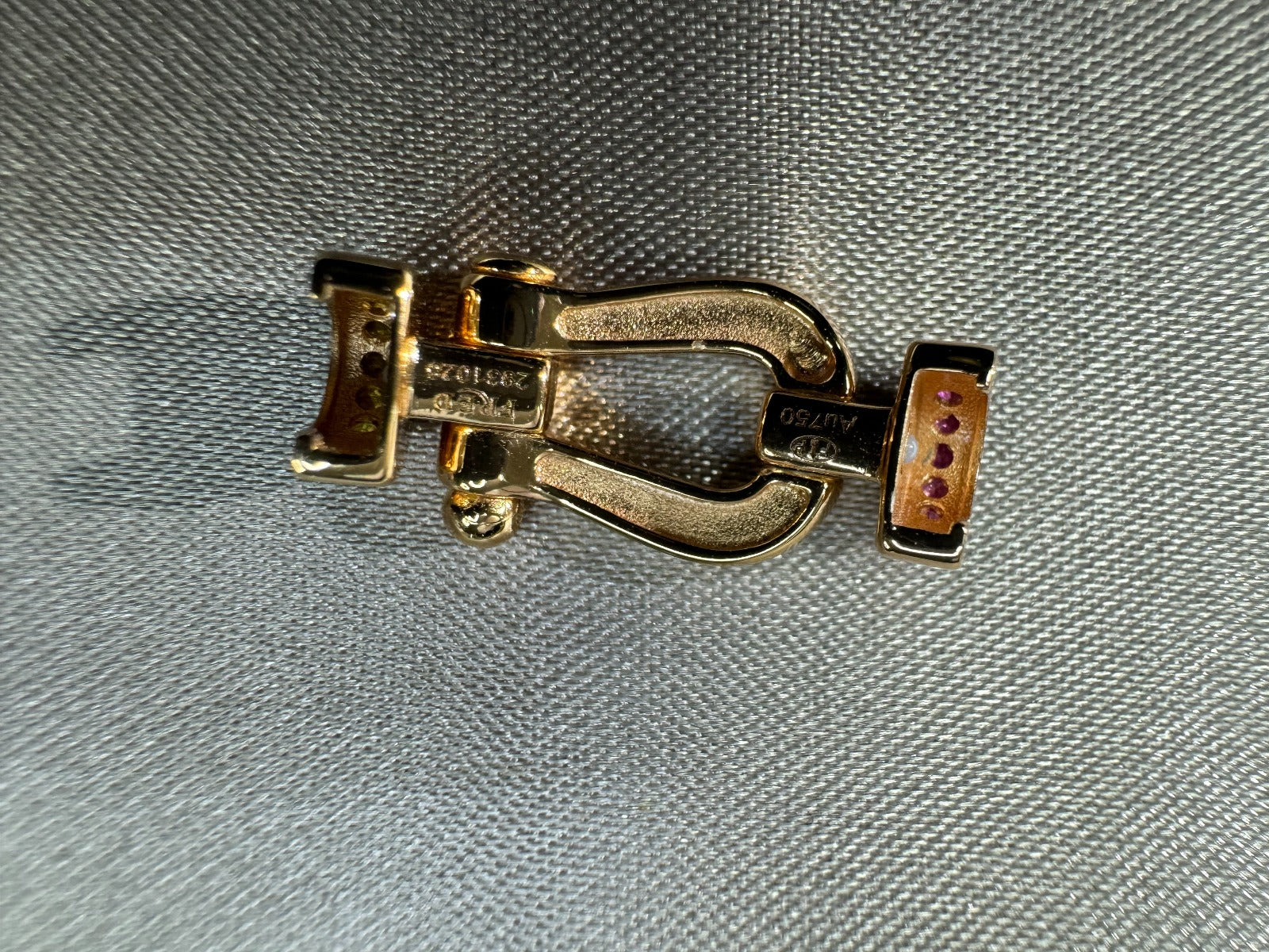 צמיד יוקרתי עם רצועת חבל ורודה דקה ואבזם בגוון זהב ורוד משובץ זירקונים צבעוניים