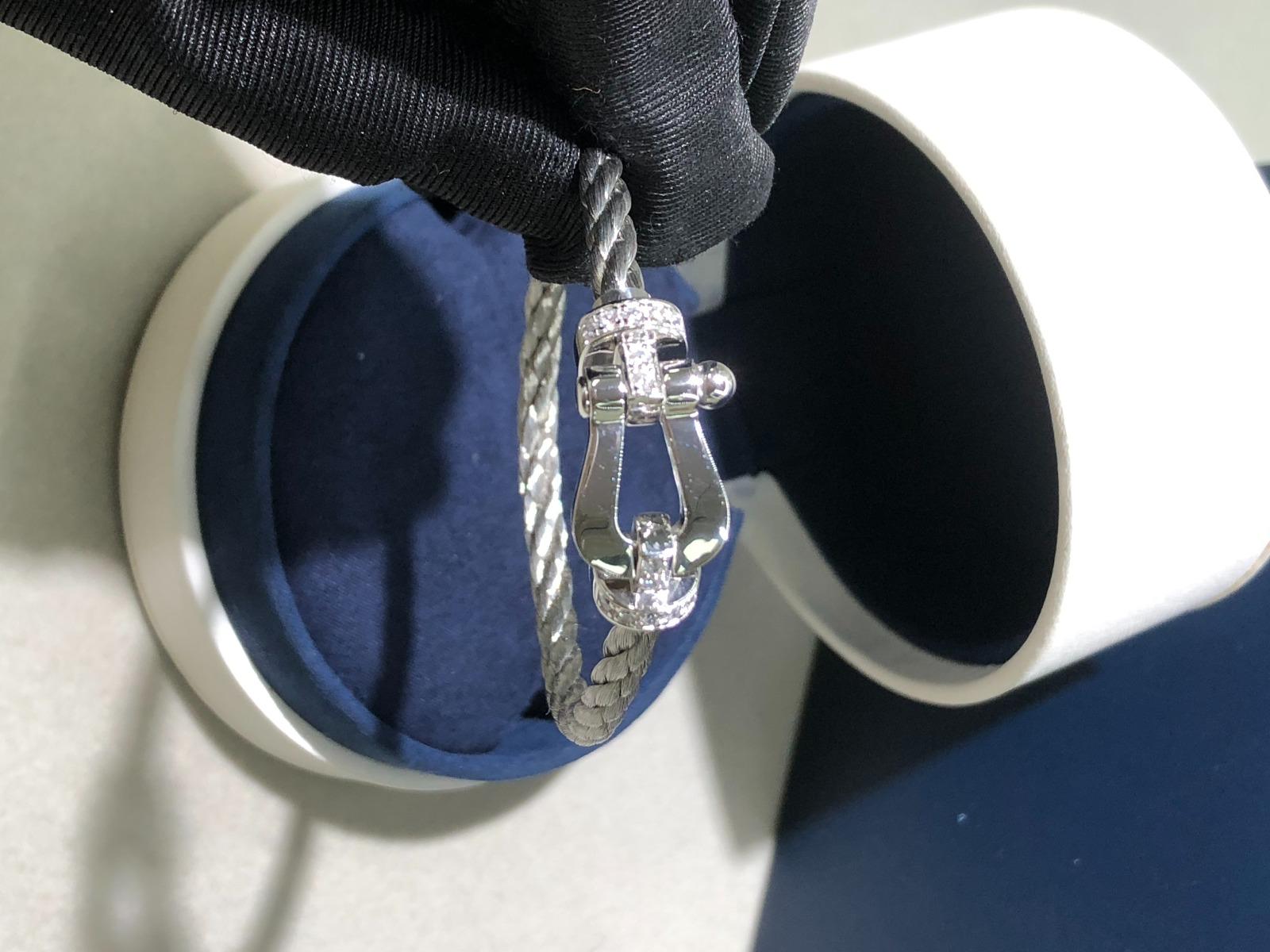 צמיד יוקרתי עם חוט (עבה) מתכת אפור ואבזם כסף יוקרה מודרנית במיטבה - Jewelluxe