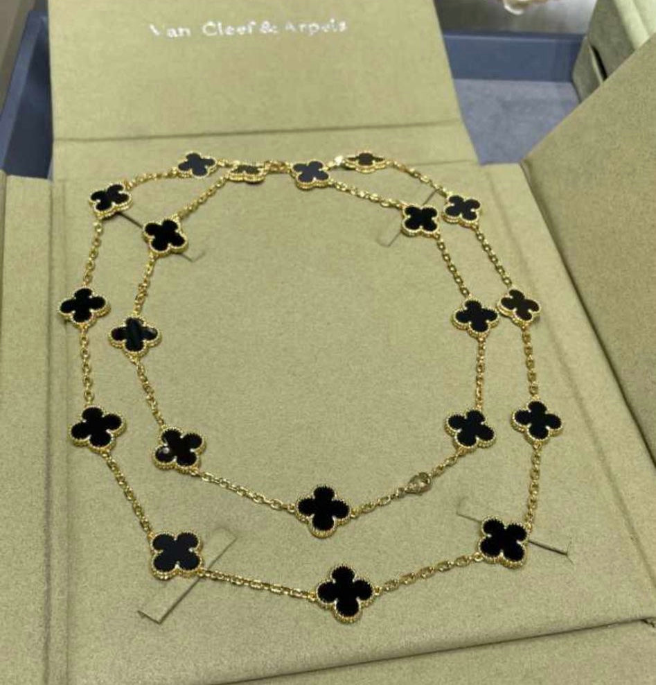 שרשרת 20 תלתנים צבע זהב עם תליון תלתן שחור