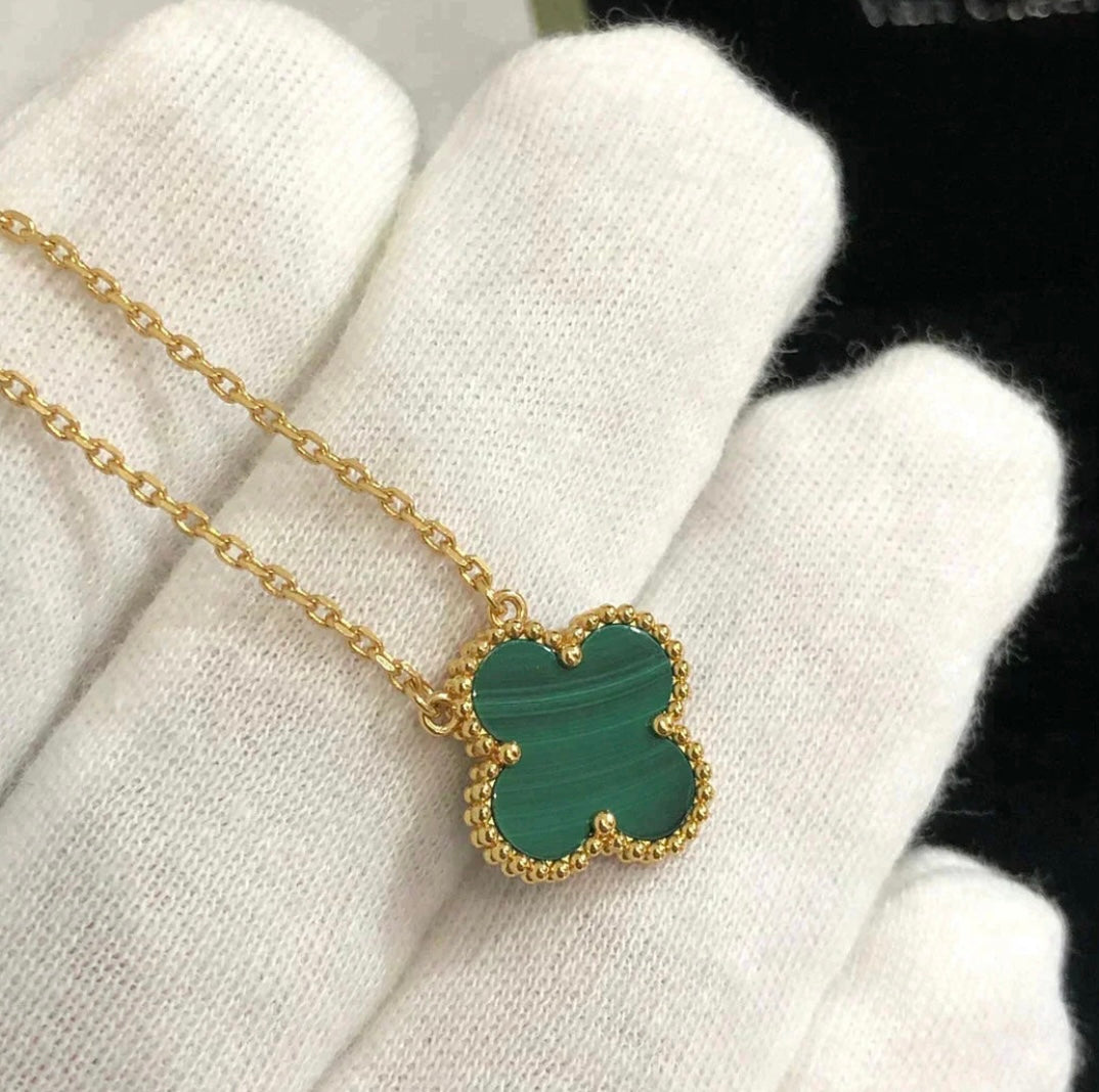 Halskette mit Kleeblatt-Anhänger in Grün