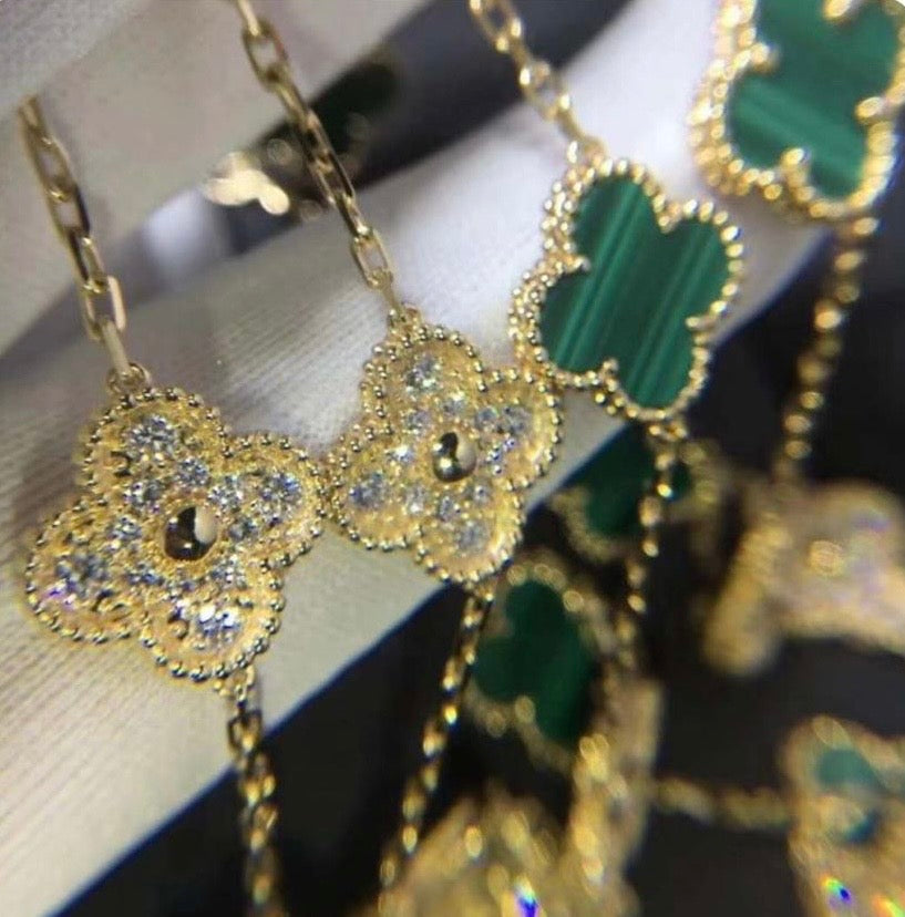 Halskette 20 Kleeblätter in Gold mit grünem Kleeblatt-Anhänger, besetzt mit funkelnden Zirkonen