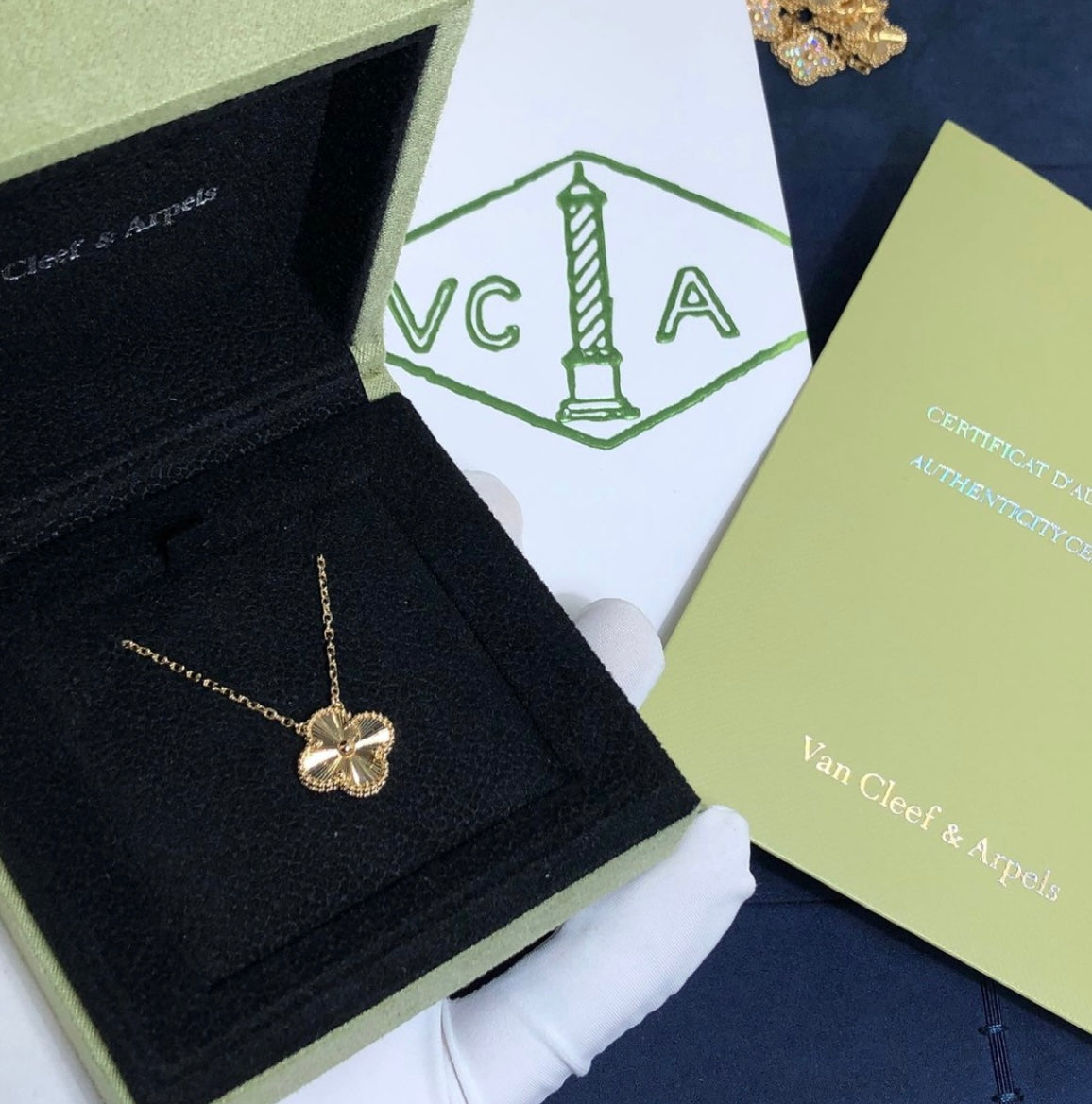 שרשרת תלתן בגוון זהב עם תליון תלתן בגוון זהב