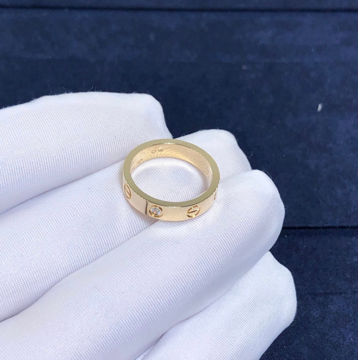 טבעת אלגנטית בגוון זהב משובץ זירקון 1 נוצץ