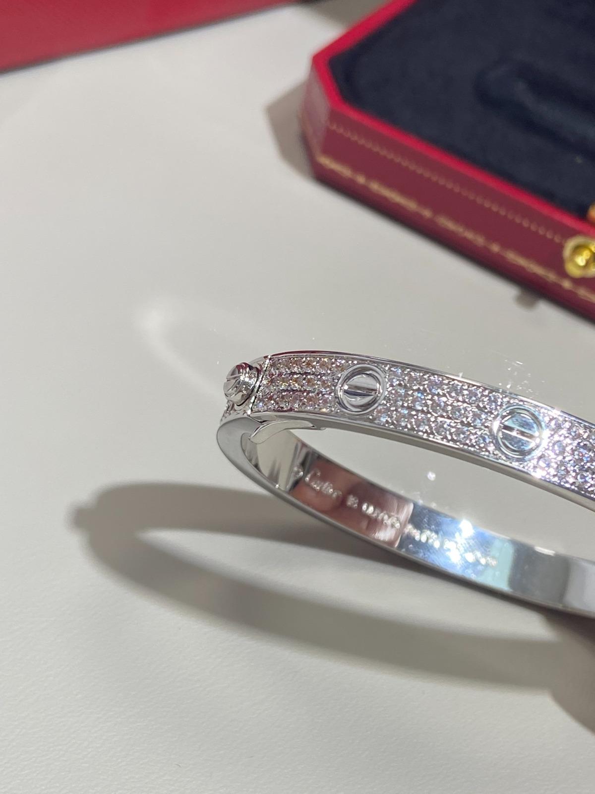 צמיד כסף בעיצוב יוקרתי – בעובי מחמיא ובוהק בלתי נשכח - Jewelluxe