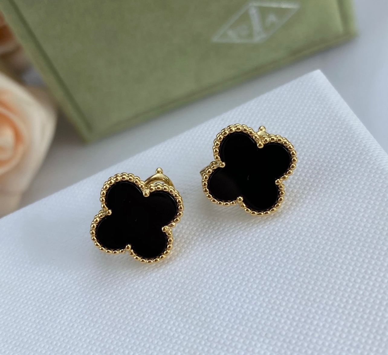 עגילי תלתן בגוון שחור – אלגנטיות קלאסית