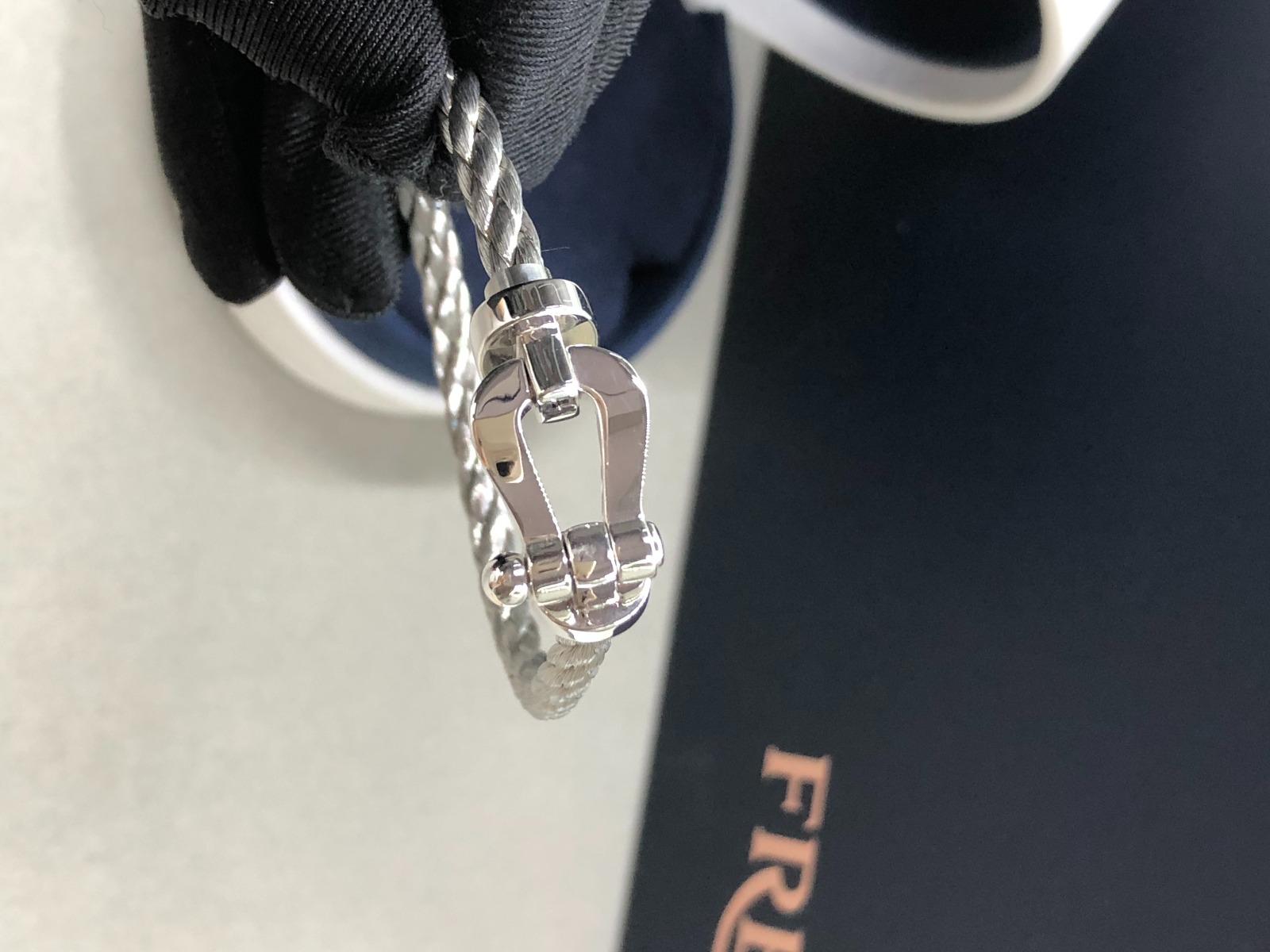 צמיד יוקרתי עם חוט (עבה) פלדת אל-חלד צבע אפור ואבזם כסף אלגנטיות מודרנית בעיצוב מתוחכם - Jewelluxe