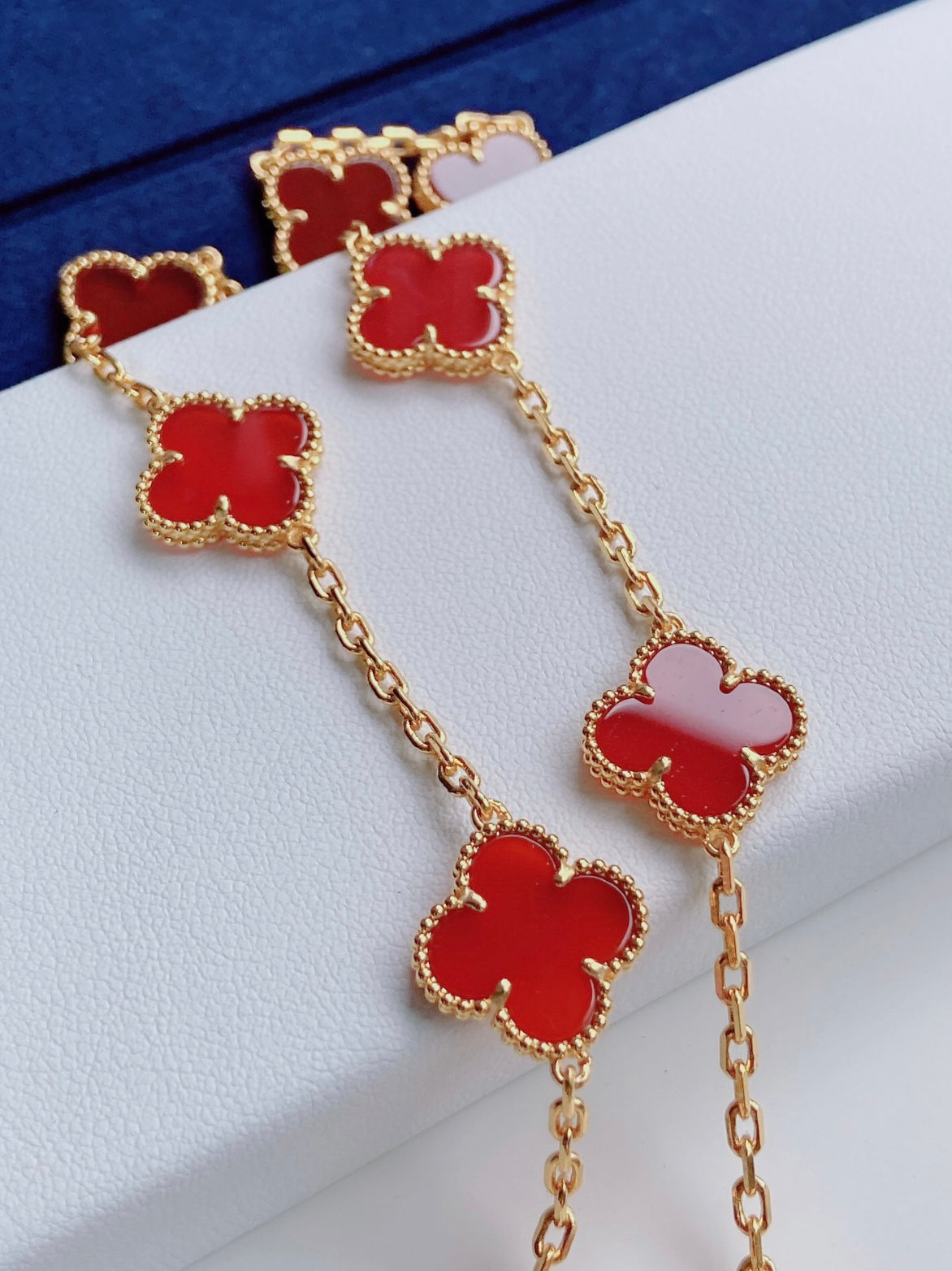 שרשרת יוקרתית בציפוי זהב עם תליון תלתן אדום - Jewelluxe