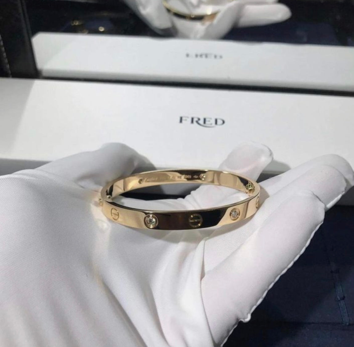 צמיד אלגנטי בגוון זהב משובץ 4 זירקונים נוצצים