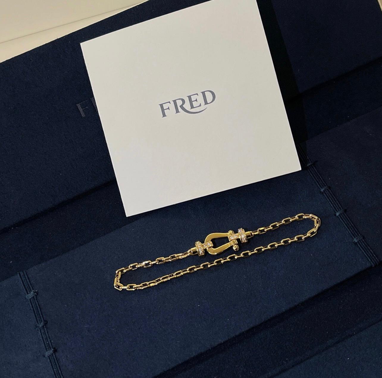 צמיד יוקרתי עם רצועת שרשרת אלגנטי עם אבזם ציפוי זהב צהוב 18k משובץ חצי זירקונים - Jewelluxe