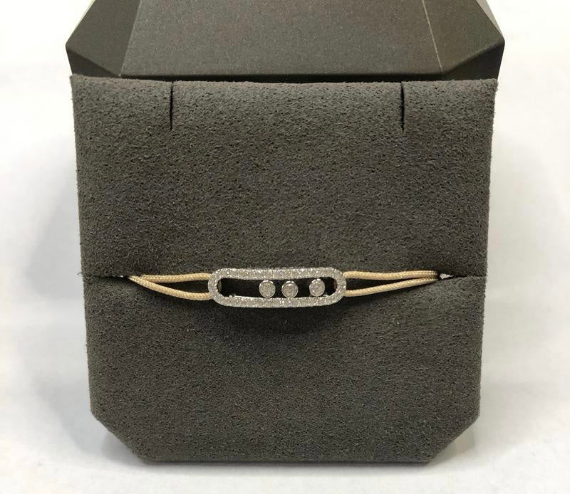 צמיד אהבה – חוט בגוון קרם עם אבזם בגוון כסוף, 3 זירקונים נעים ומשובצים מסביב