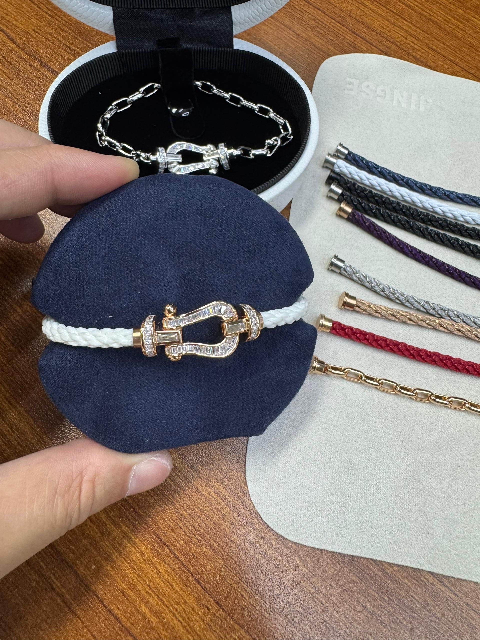 Bracelet luxueux avec une sangle en corde blanche et une boucle couleur or rose parsemée de cristaux étincelants