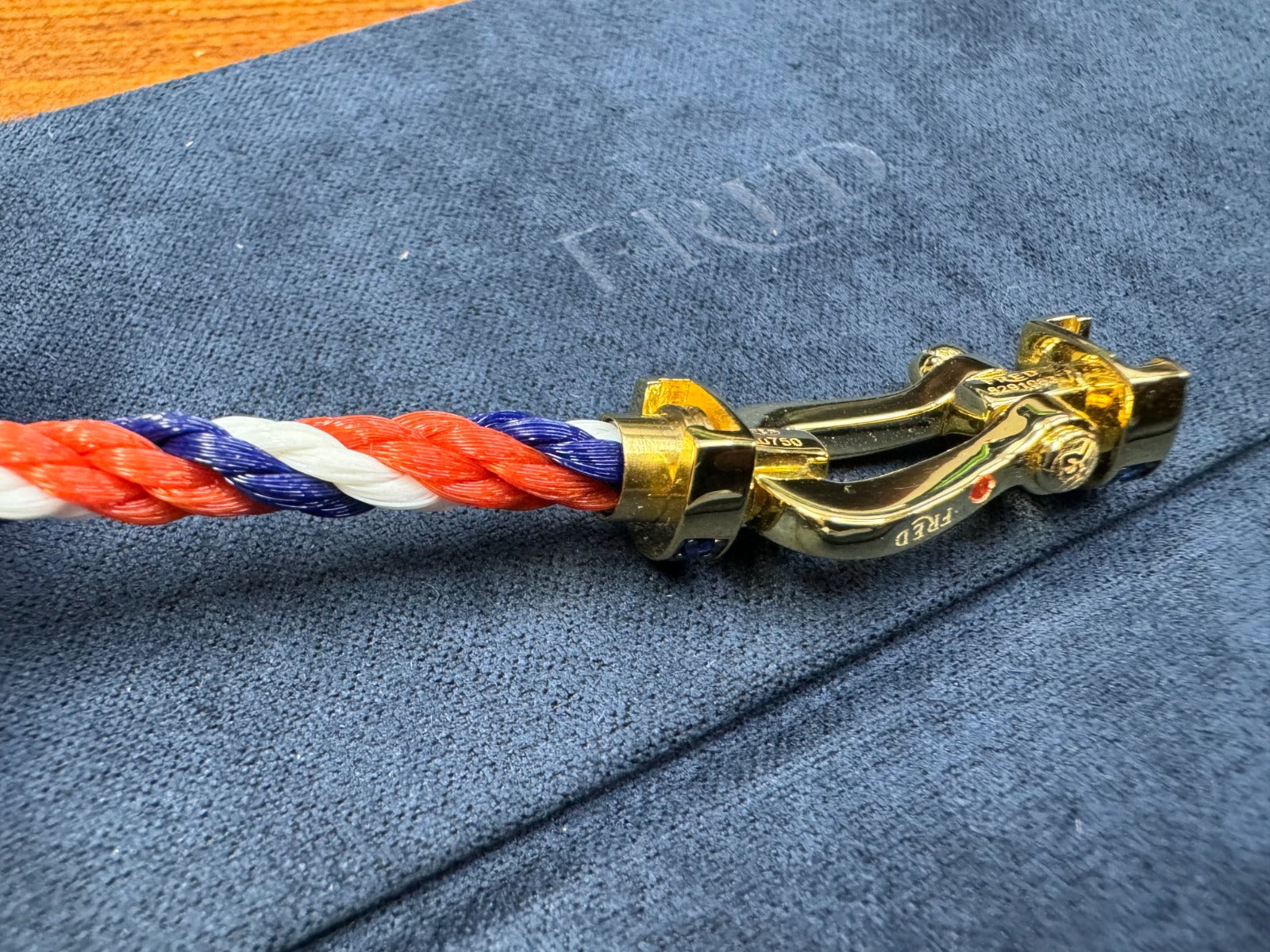 צמיד יוקרתי בהשראת רולאן-גארוס עם חבל (עבה) בצבעים כתום, לבן וכחול, ואבזם בציפוי זהב צהוב 18 קראט - Jewelluxe