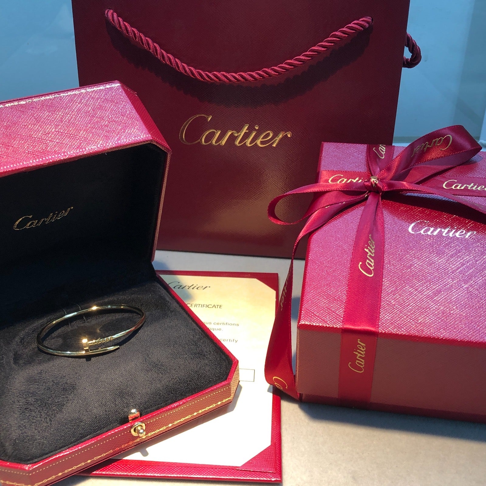 Bracelet élégant orné d'un clou doré brillant, au design luxueux