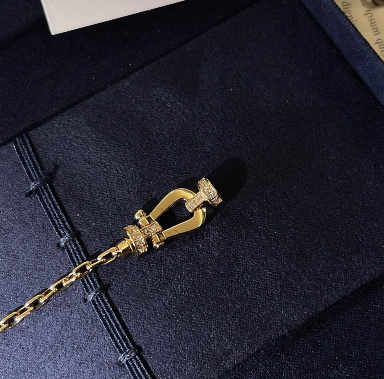 צמיד יוקרתי עם רצועת שרשרת אלגנטי עם אבזם ציפוי זהב צהוב 18k משובץ חצי זירקונים - Jewelluxe