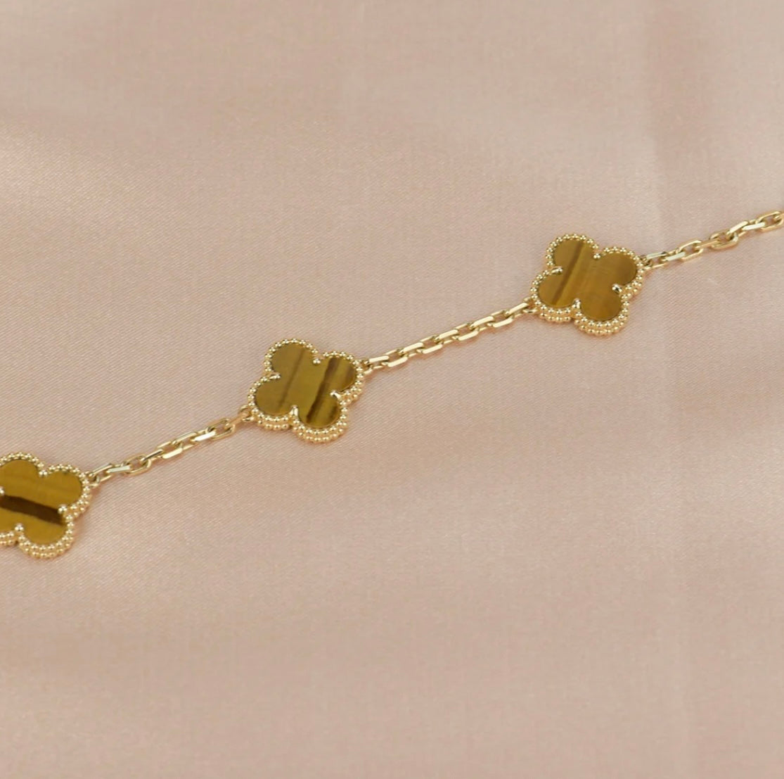 Kleeblatt-Armband mit 5 braunen Kleeblättern.