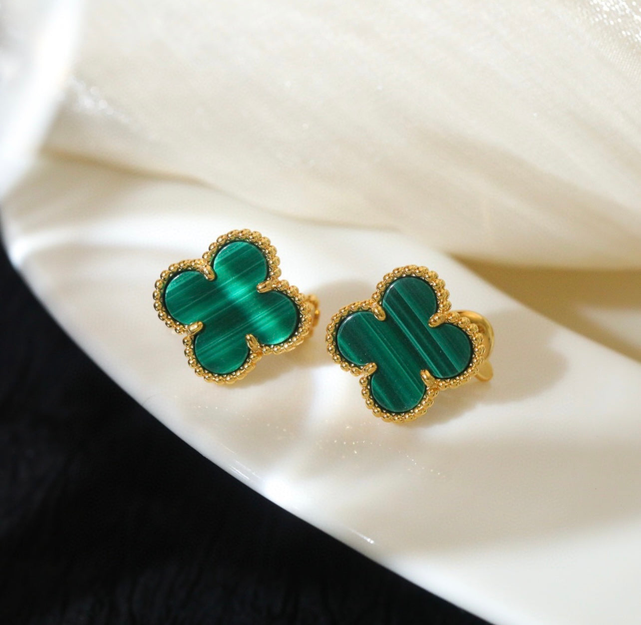 עגילי תלתן בציפוי זהב צהוב 18 קראט עם תלתן ירוק – יוקרה וקסם בכל הופעה - Jewelluxe