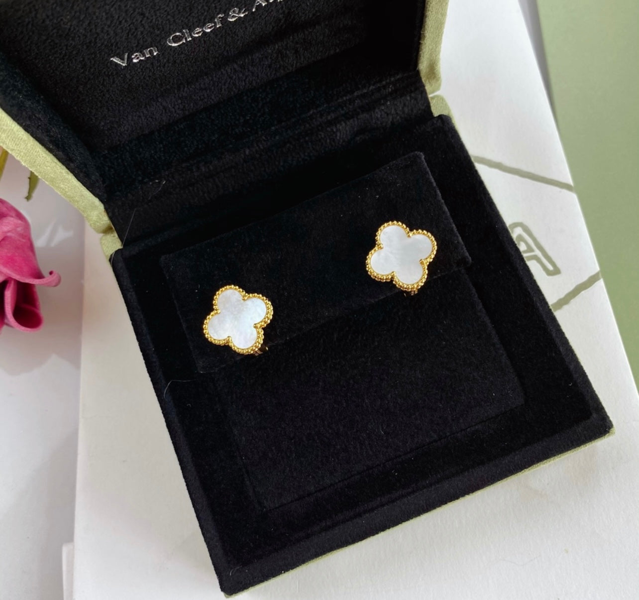 עגילי תלתן יוקרתיים בגוון לבן