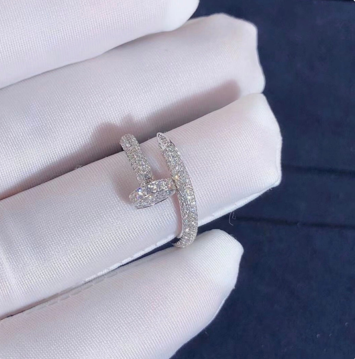 טבעת אלגנטית מסמר בגוון כסף משובצת זירקונים נוצצים מסביב