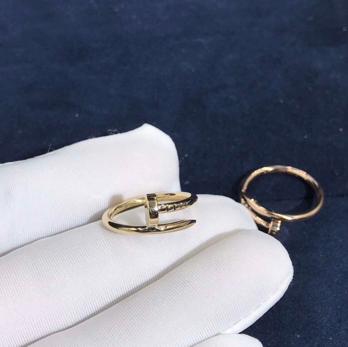 טבעת אלגנטית מסמר בגוון זהב עיצוב יוקרתי