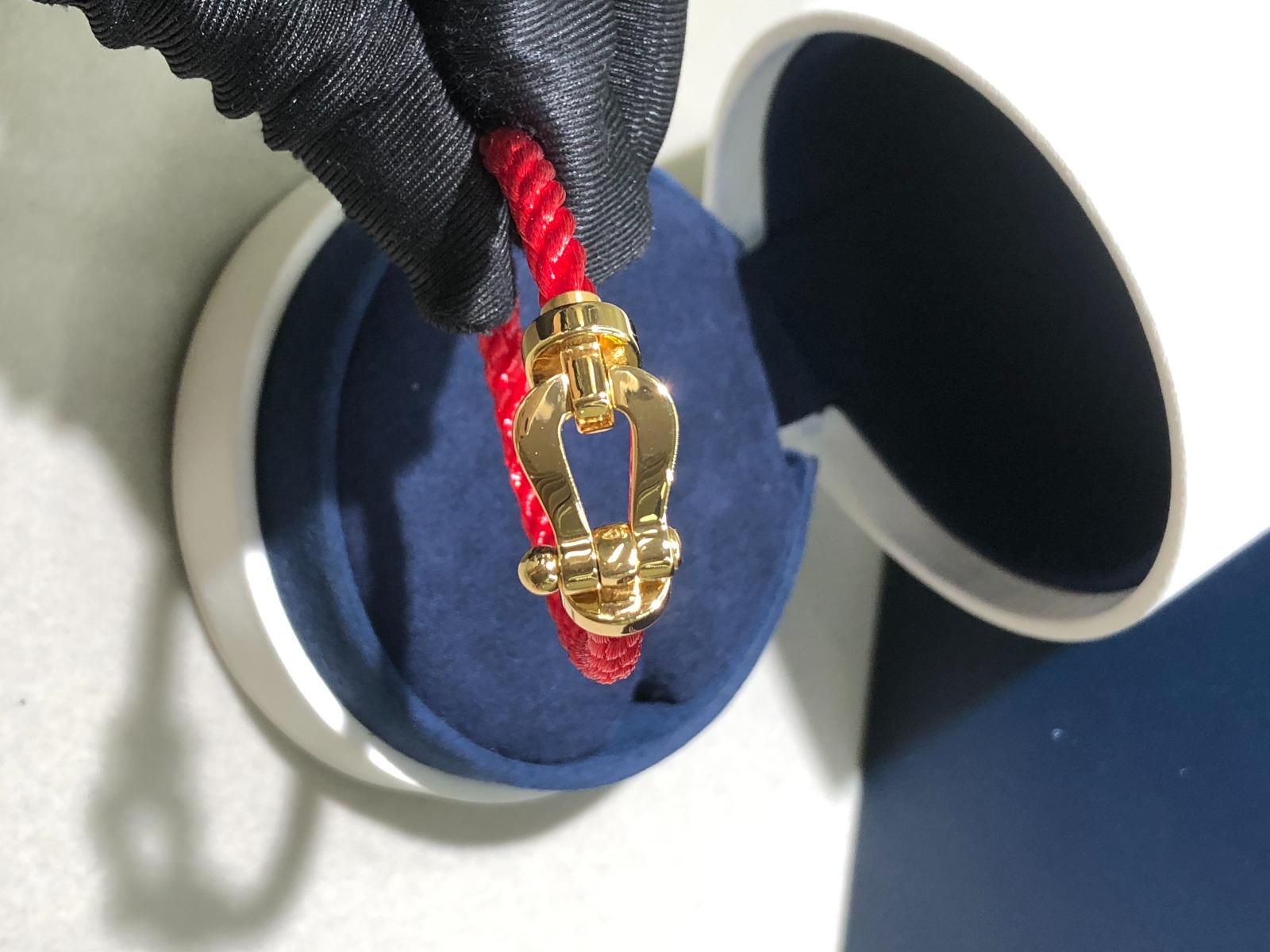 צמיד יוקרתי עם רצועת חבל (עבה) אדום ואבזם זהב צהוב 18 קראט צבע ויוקרה בעיצוב עוצמתי - Jewelluxe