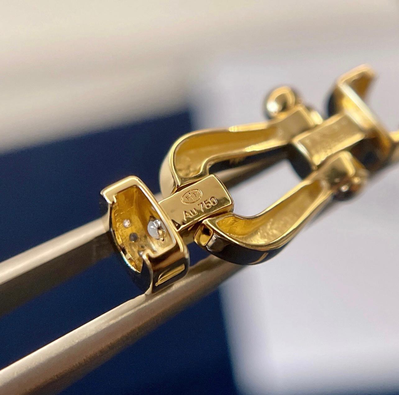 צמיד יוקרתי עם רצועת שרשרת אלגנטי עם אבזם ציפוי זהב צהוב 18k משובץ חצי זירקונים - Jewelluxe