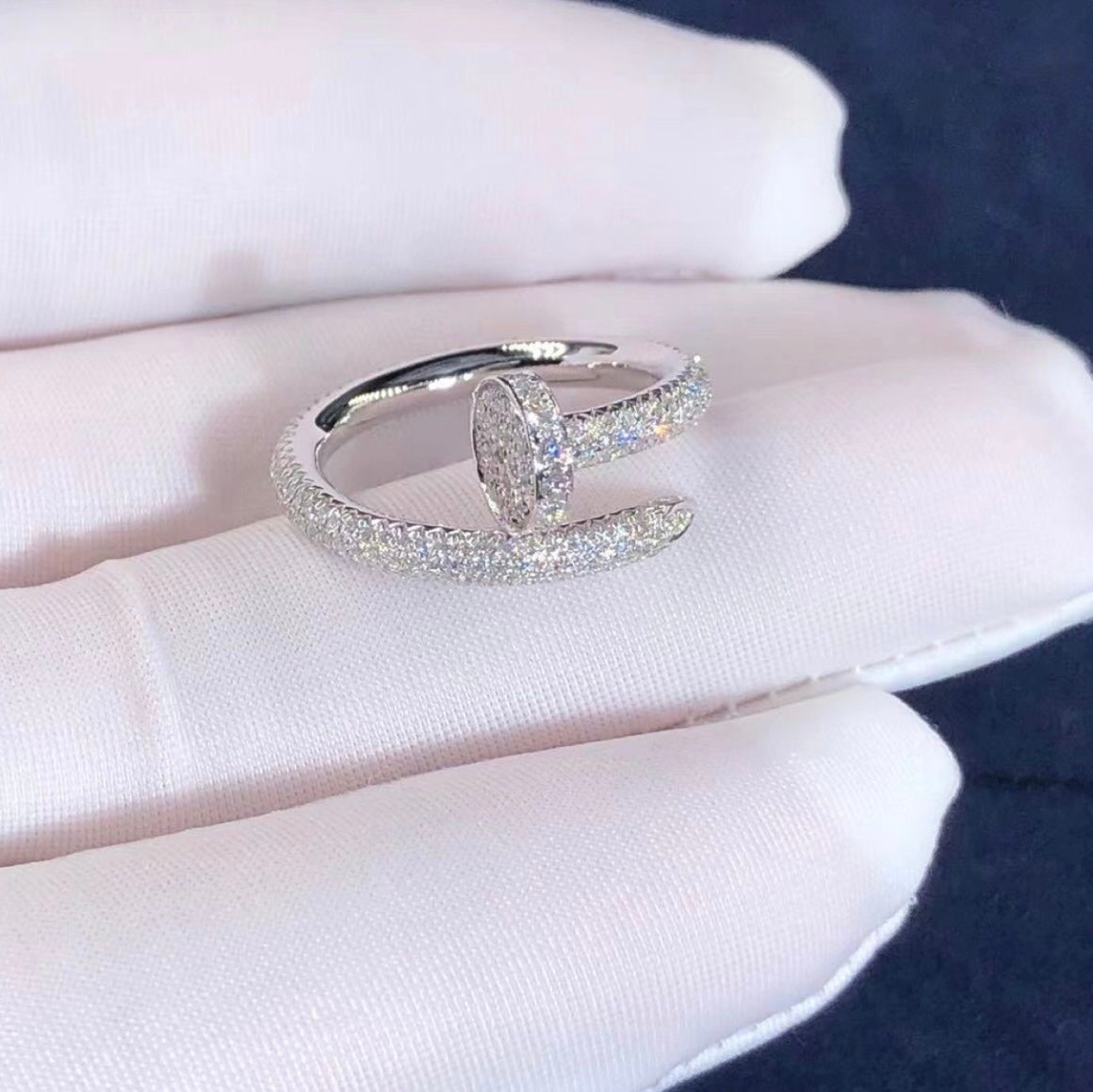 טבעת אלגנטית מסמר בגוון כסף משובצת זירקונים נוצצים מסביב