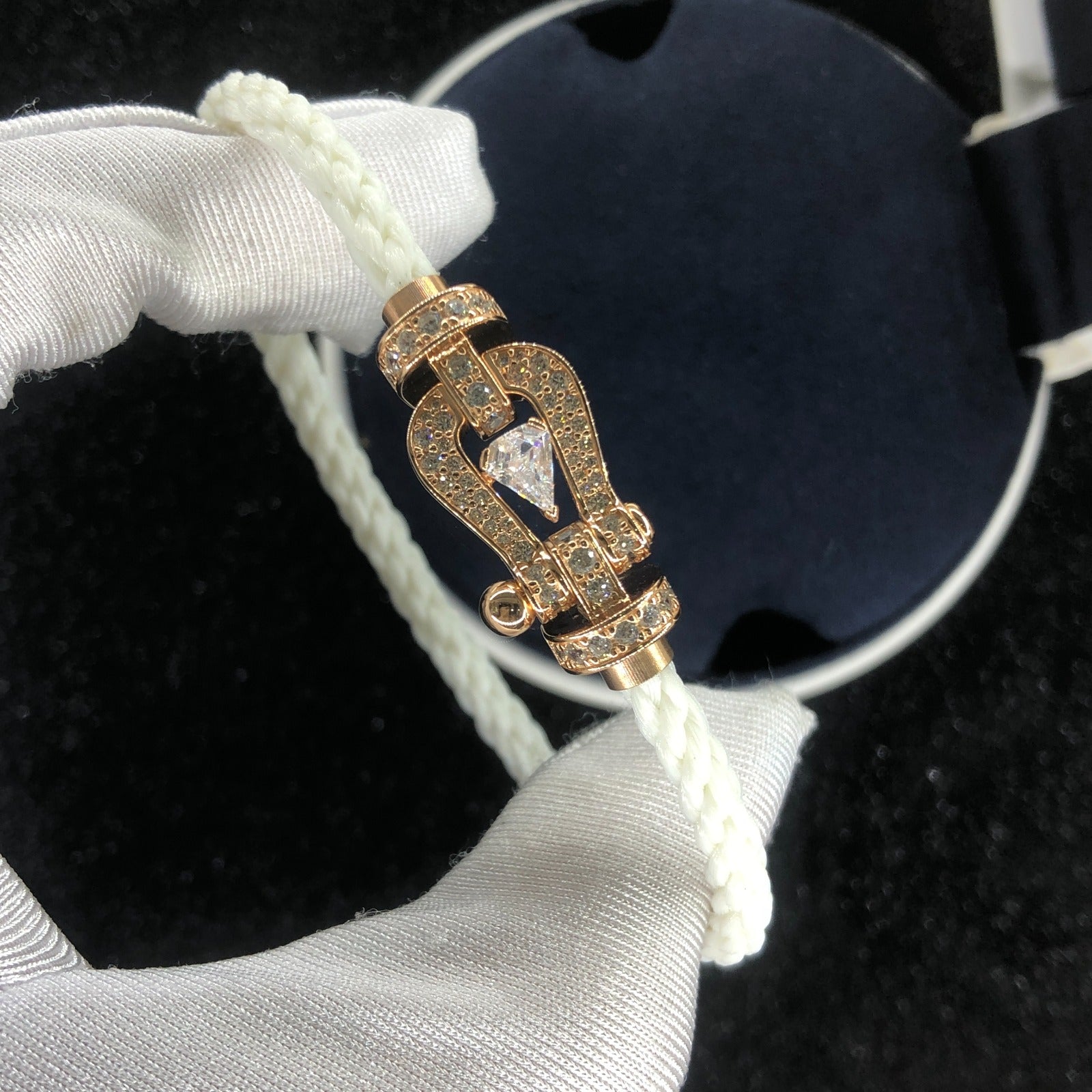 Luxurious bracelet with a white rope strap and a rose-gold clasp studded with sparkling zircons with a 0.5 carat central stone — JEWELLUXE™