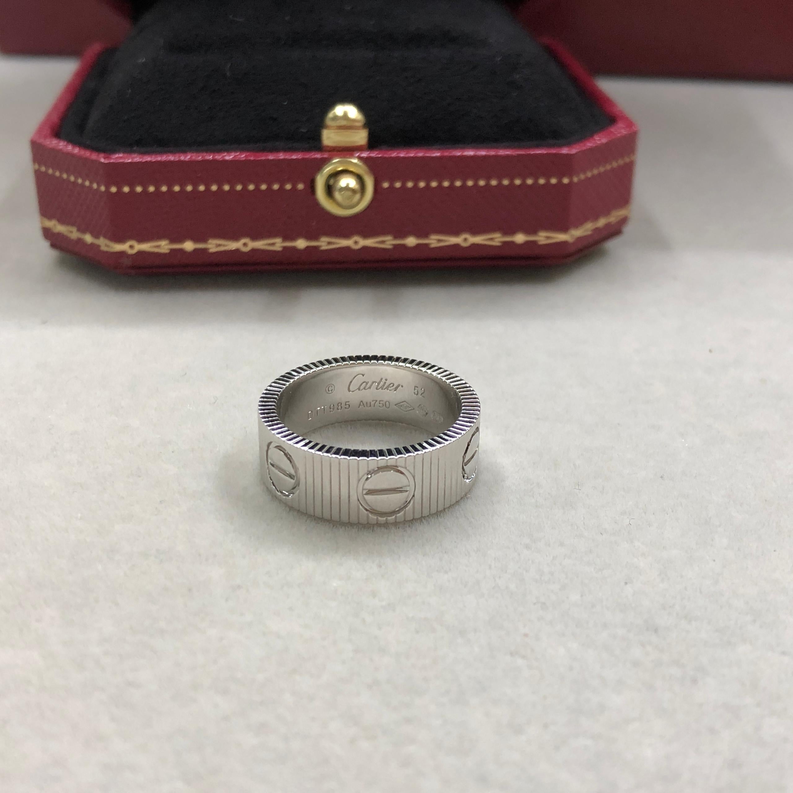 Eleganter Ring in glänzendem Silberton mit luxuriösem Design