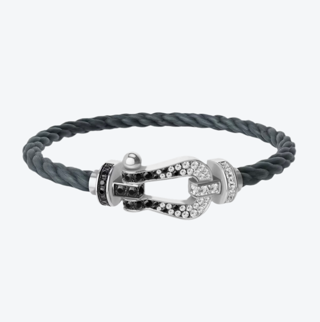 צמיד יוקרתי עם רצועת חבל אפורה ואבזם בגוון כסף משובץ זירקונים נוצצים