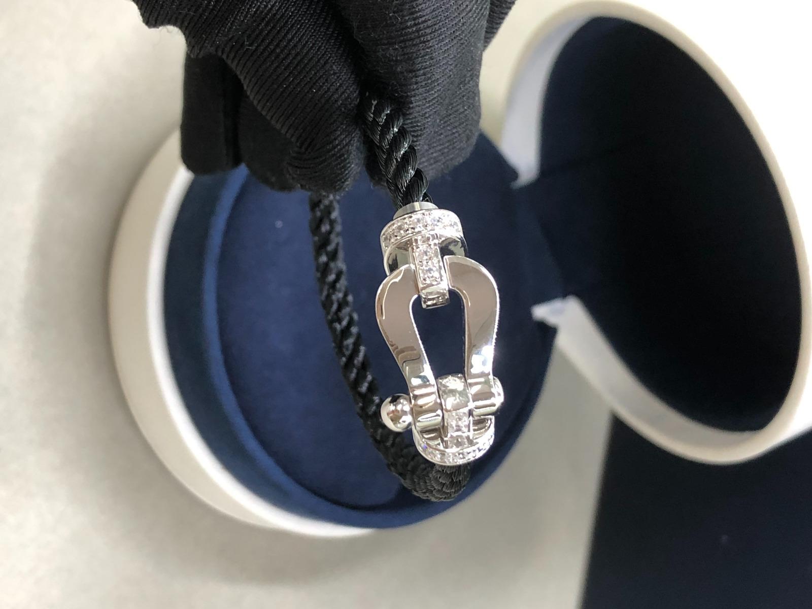 צמיד יוקרתי יוקרתי עם חוט (עבה) שחור, הבזם כסוף וחצי זירקונים - Jewelluxe